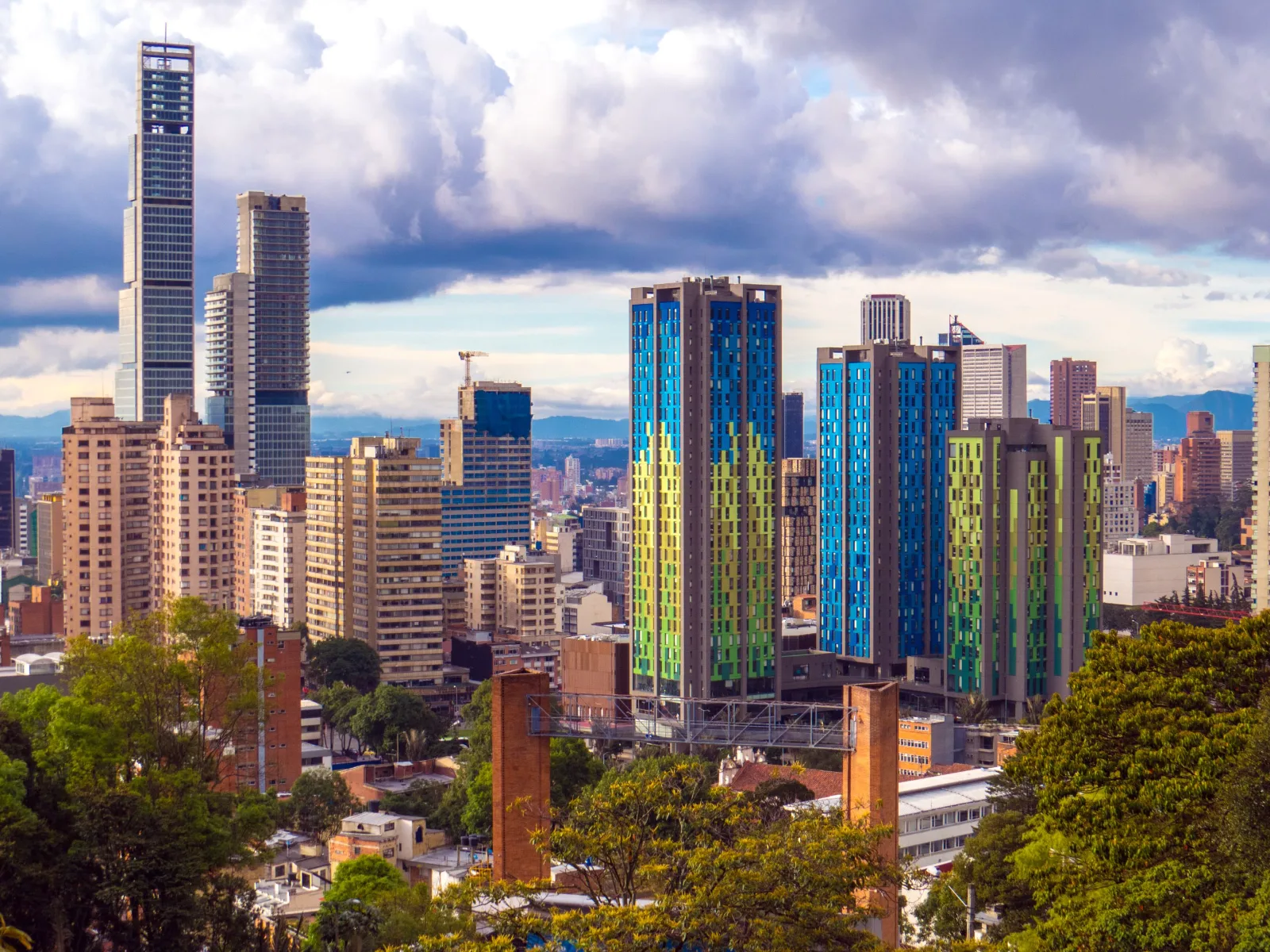 Plan Turístico Bogotá y Huila 7 Días 6 Noches – City tour histórico, Catedral de Sal de Zipaquirá, Desierto de la Tatacoa, Mano del Gigante y Termales de Rivera