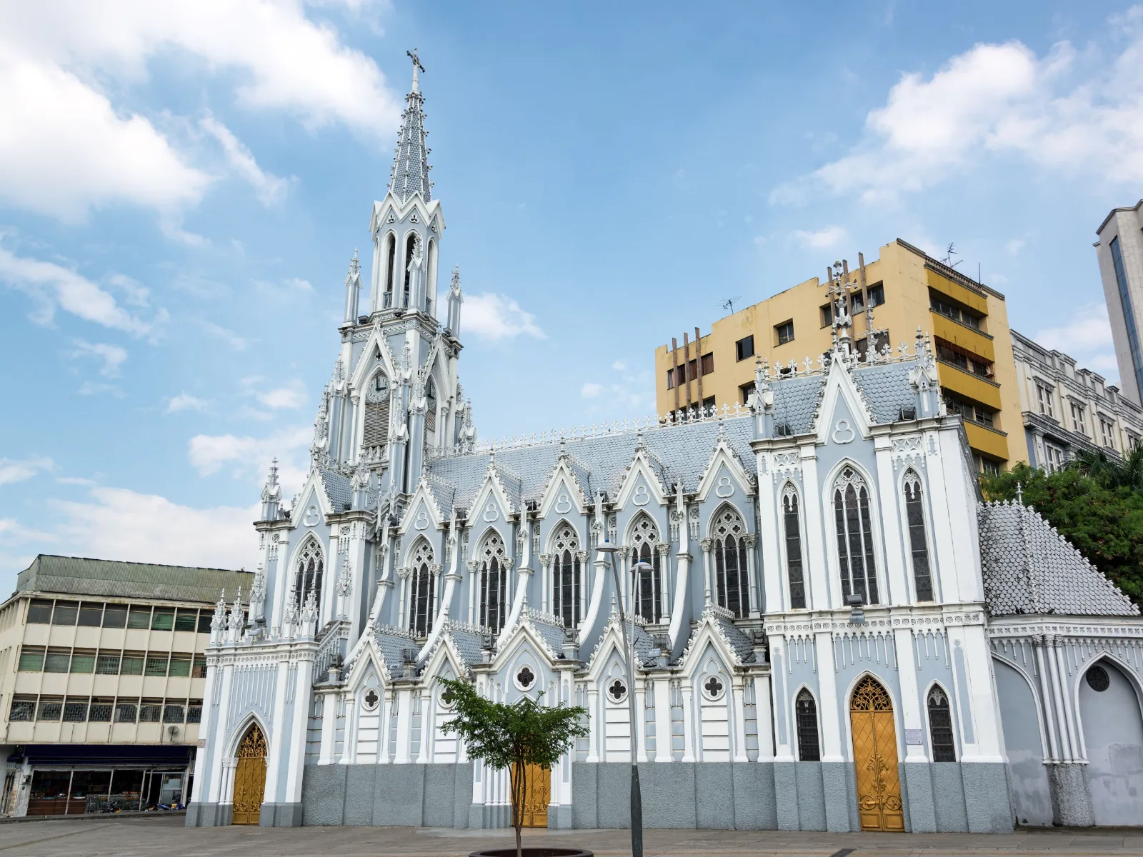 Plan Turístico Cali Y Eje Cafetero 7 Días 6 Noches – City tour por Cali, Buga Señor de los Milagros, Zoológico de Cali, Termales de Santa Rosa, Parque del Café, Filandia, Salento y Valle del Cocora