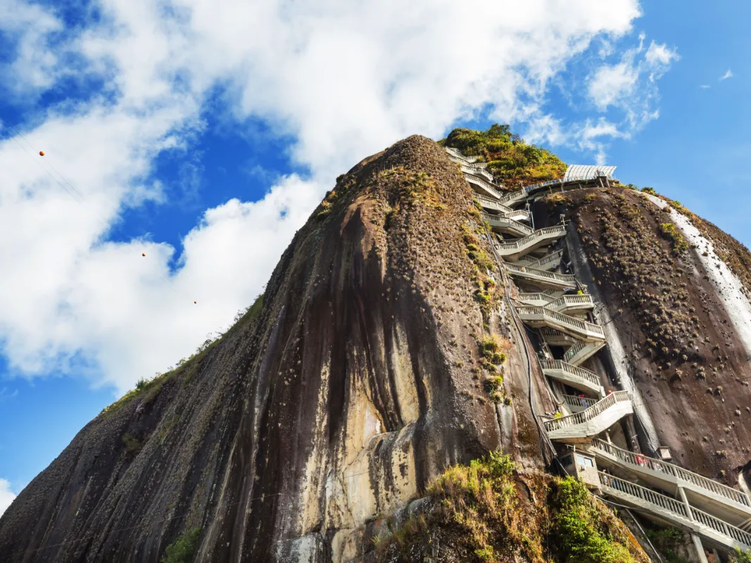MEDELLÍN – TOUR POR GUATAPÉ - REPRESA Y PIEDRA EL PEÑOL