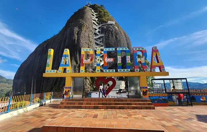 DÍA 3 – Medellín - Tour por Guatapé - Represa y Piedra del Peñol 