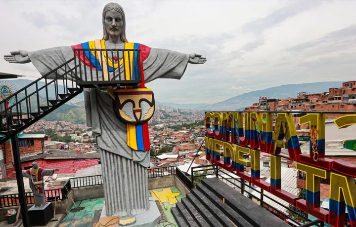 DÍA 2 – Medellín - City tour por Medellín y la Comuna 13 