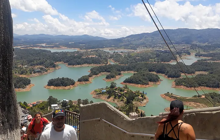 DÍA 3 – Medellín - Tour por Guatapé - Represa y Piedra del Peñol 