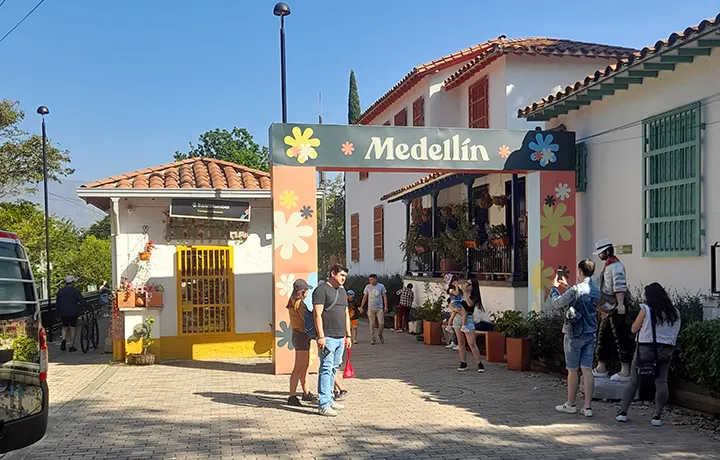DÍA 2 – Medellín - City tour por Medellín y la Comuna 13 