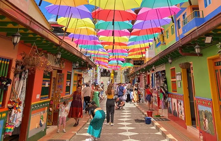 DÍA 3 – Medellín - Tour por Guatapé - Represa y Piedra del Peñol 