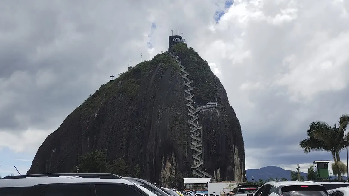 DÍA 3 – Medellín - Tour por Guatapé - Represa y Piedra del Peñol 
