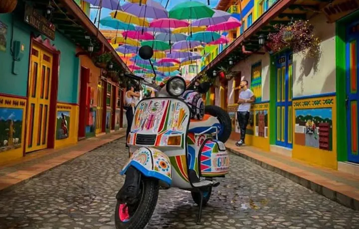 DÍA 3 – Medellín - Tour por Guatapé - Represa y Piedra del Peñol 