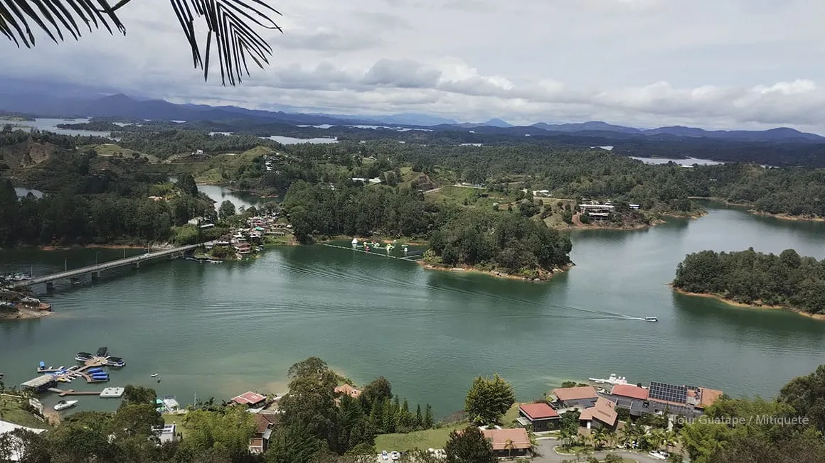 DÍA 3 – Medellín - Tour por Guatapé - Represa y Piedra del Peñol 