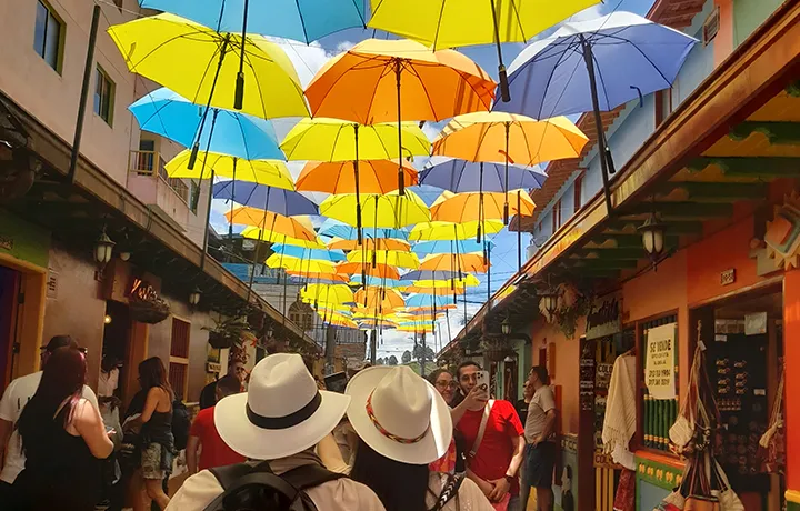 DÍA 3 – Medellín - Tour por Guatapé - Represa y Piedra del Peñol 